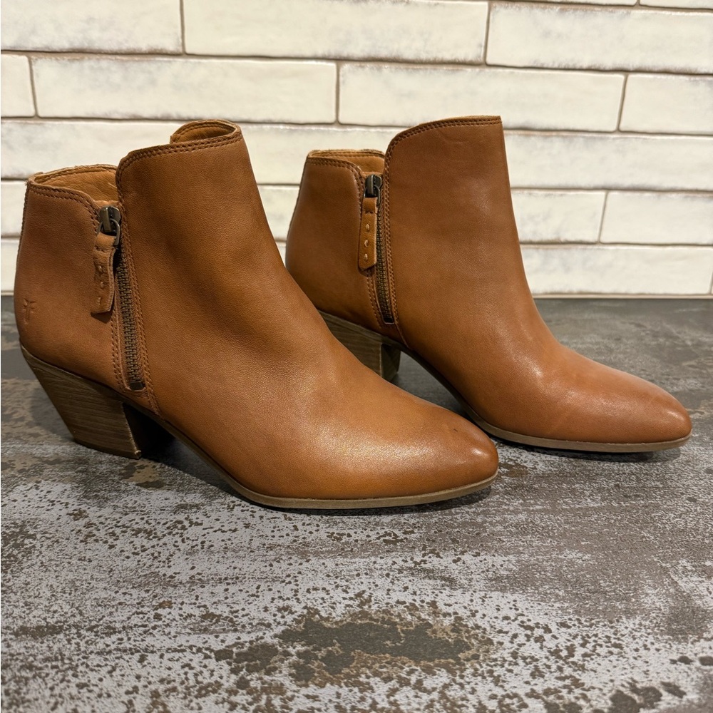 FRYE Judith leather double zip ankle boots, Size 9.  NWOT